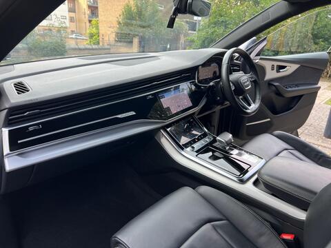 Audi Q8 view 18