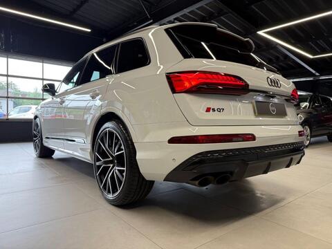 Audi SQ7 view 3