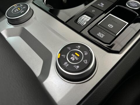 Volkswagen Touareg view 30