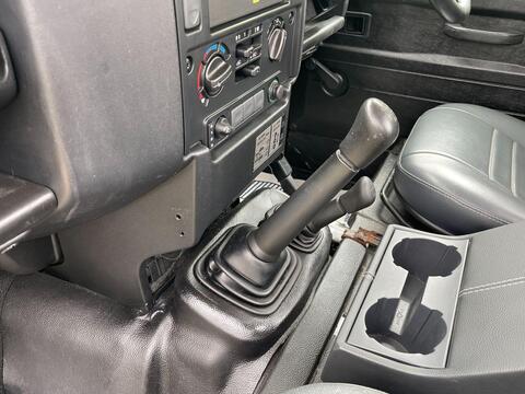 Land Rover Defender view 38