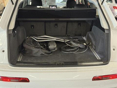 Audi Q7 view 24