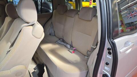 Toyota Raum view 17