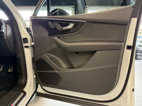 Audi SQ7 view 26