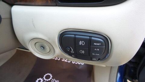Jaguar XJ view 30