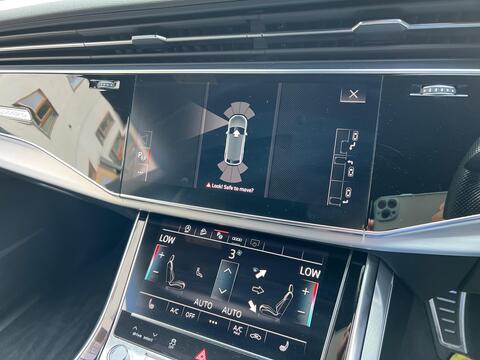 Audi Q8 view 59
