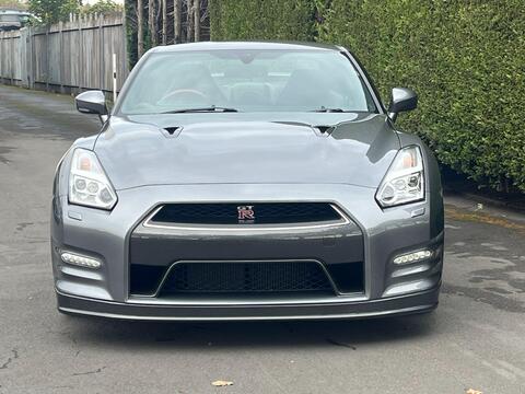 Nissan GT-R view 3