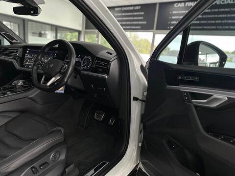 Volkswagen Touareg view 20