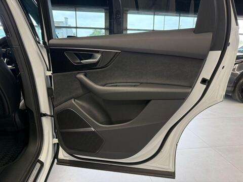 Audi SQ7 view 30