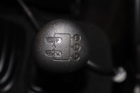 Land Rover Defender view 32