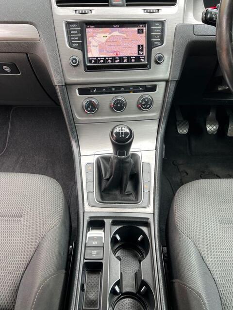 Volkswagen Golf view 17