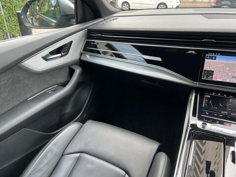 Audi Q8 view 38