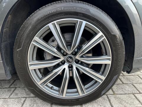 Audi Q8 view 44