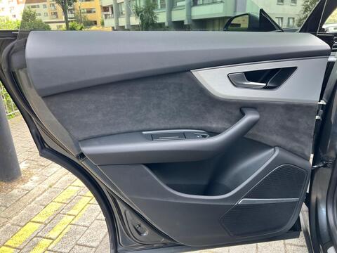 Audi Q8 view 26