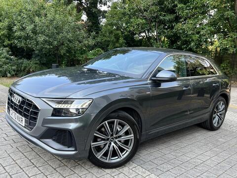 Audi Q8 view 3