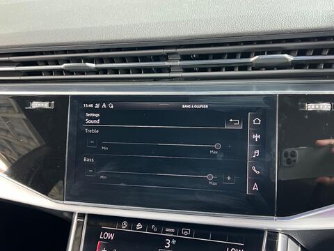 Audi Q8 view 69