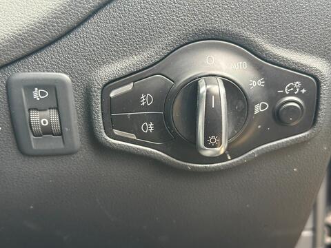 Audi Q5 view 18