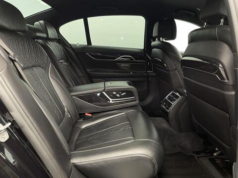 BMW 7 Series view 26