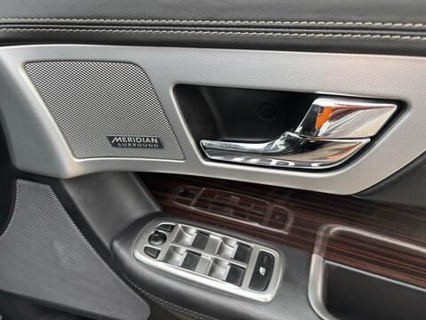 Jaguar XF view 38