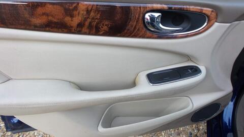 Jaguar XJ view 24