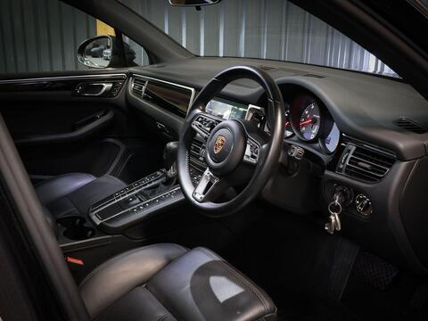Porsche Macan view 11