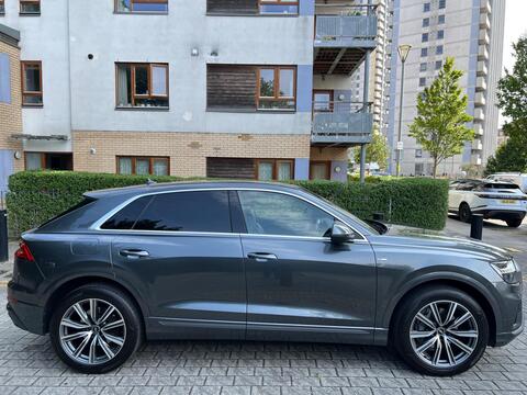 Audi Q8 view 9