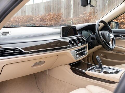 BMW 7 Series view 10