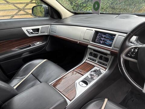 Jaguar XF view 36