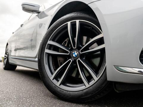 BMW 7 Series view 9