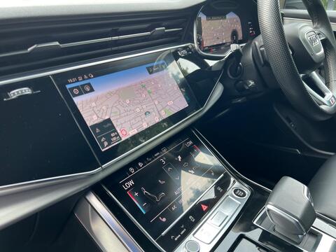Audi Q8 view 42