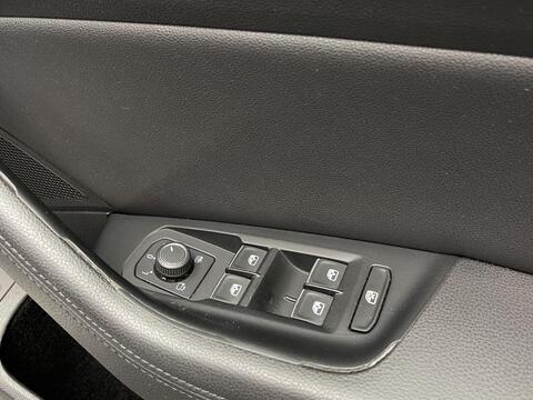 Volkswagen Passat view 11