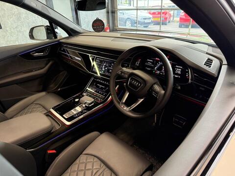 Audi SQ7 view 2