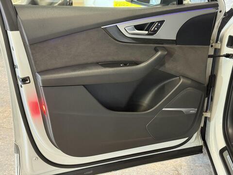 Audi Q7 view 23