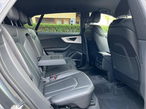 Audi Q8 view 17