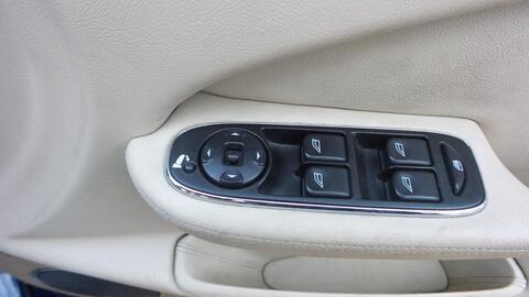 Jaguar XJ view 27