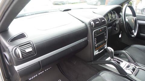 Porsche Cayenne view 27
