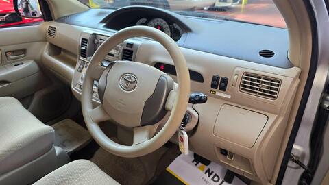 Toyota Raum view 11