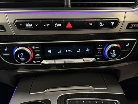 Audi Q7 view 30