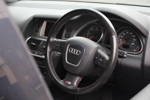 Audi Q7 view 14