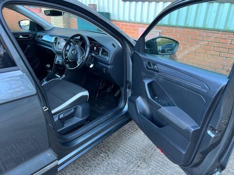 Volkswagen T-Roc view 9