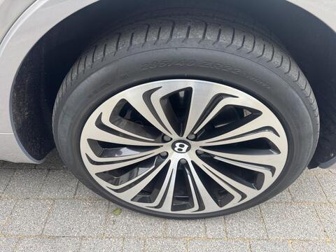 Bentley Bentayga view 30