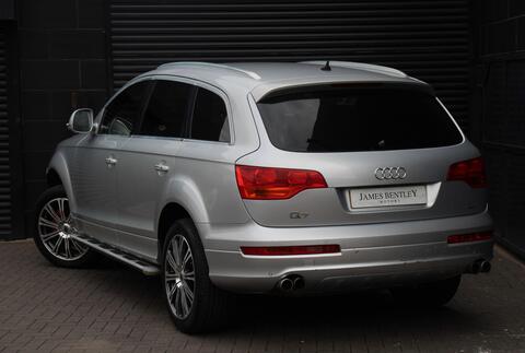 Audi Q7 view 5