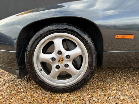 Porsche 928 view 12