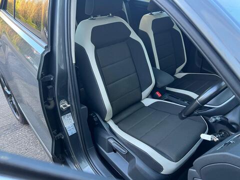Volkswagen T-Roc view 8