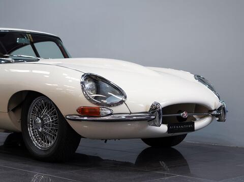 Jaguar E-Type view 27