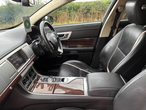 Jaguar XF view 32