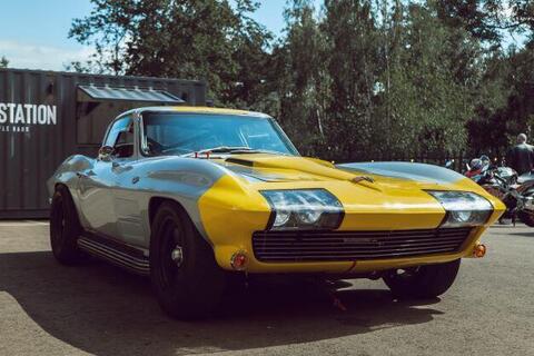 Chevrolet Corvette view 3