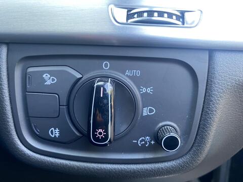 Audi A8 view 24