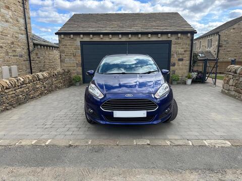 2017 Ford Fiesta, photograph 2