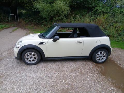 2016 Mini Convertible, photograph 3