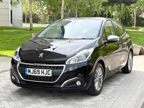 Peugeot 208 Hatchback 1.2 PureTech Signature Euro 6 (s/s) 5dr